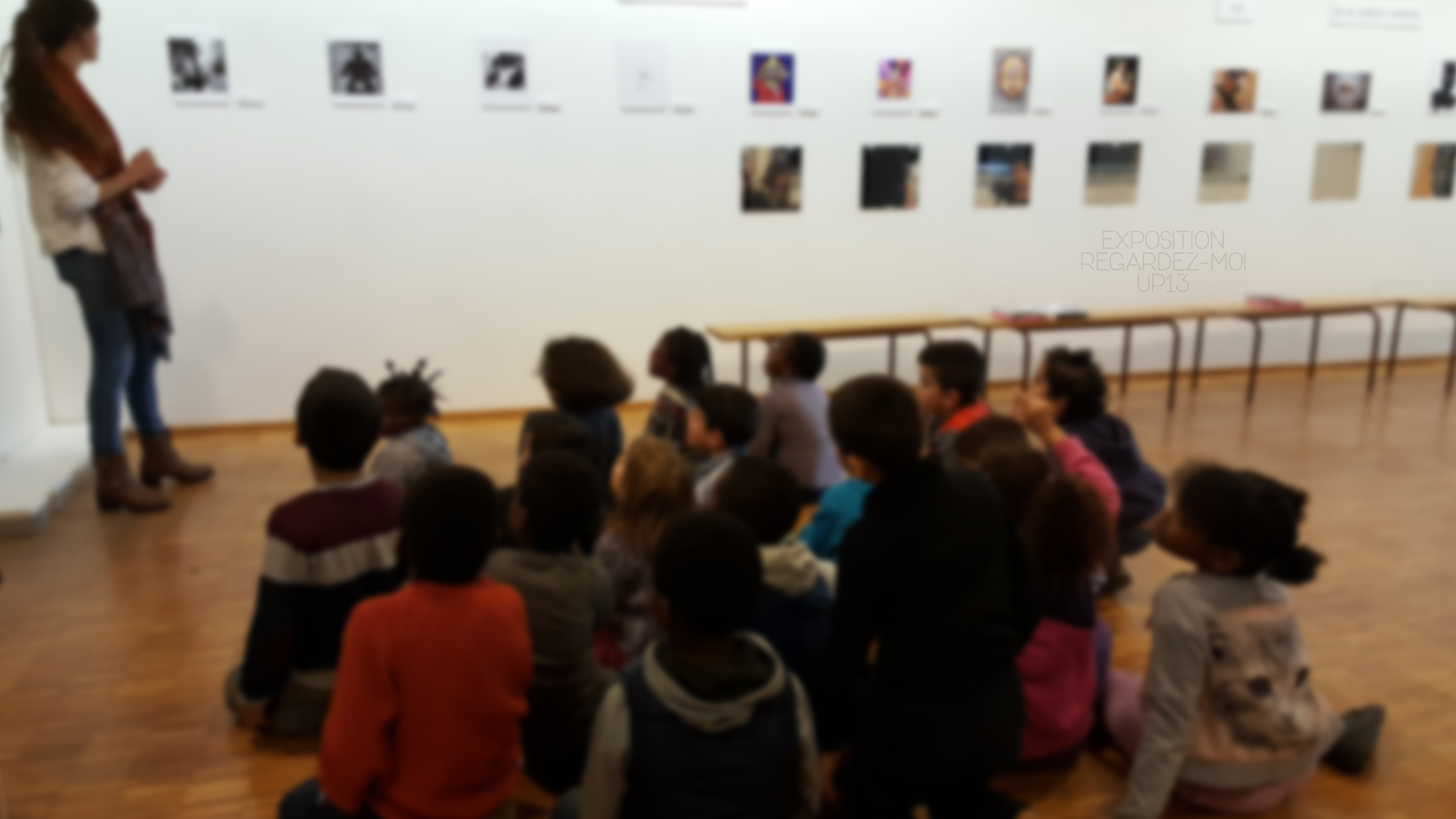 Médiation auprès d’enfants pendant l’exposition Regardez-moi