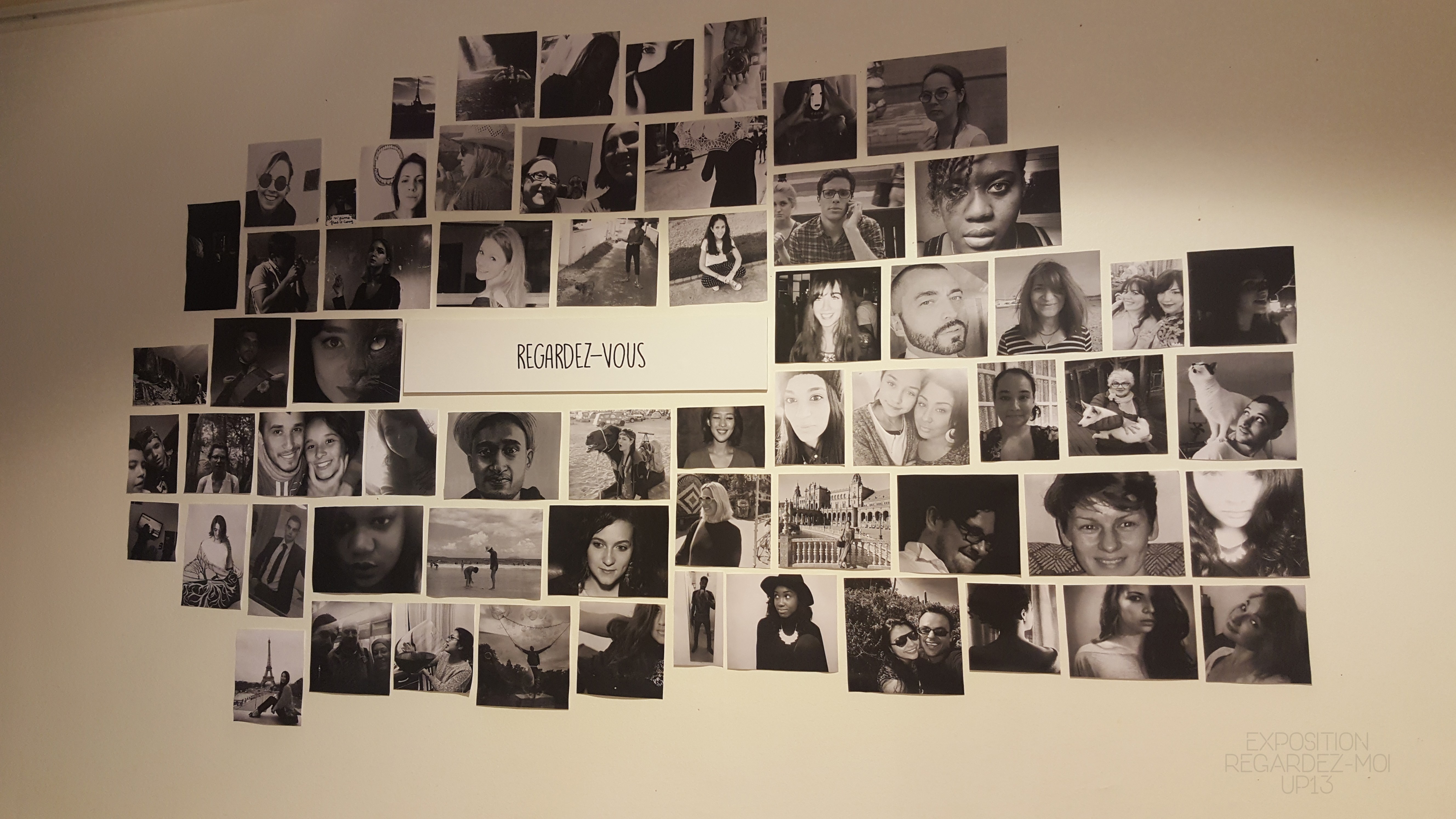 Installation murale de l’exposition Regardez-moi