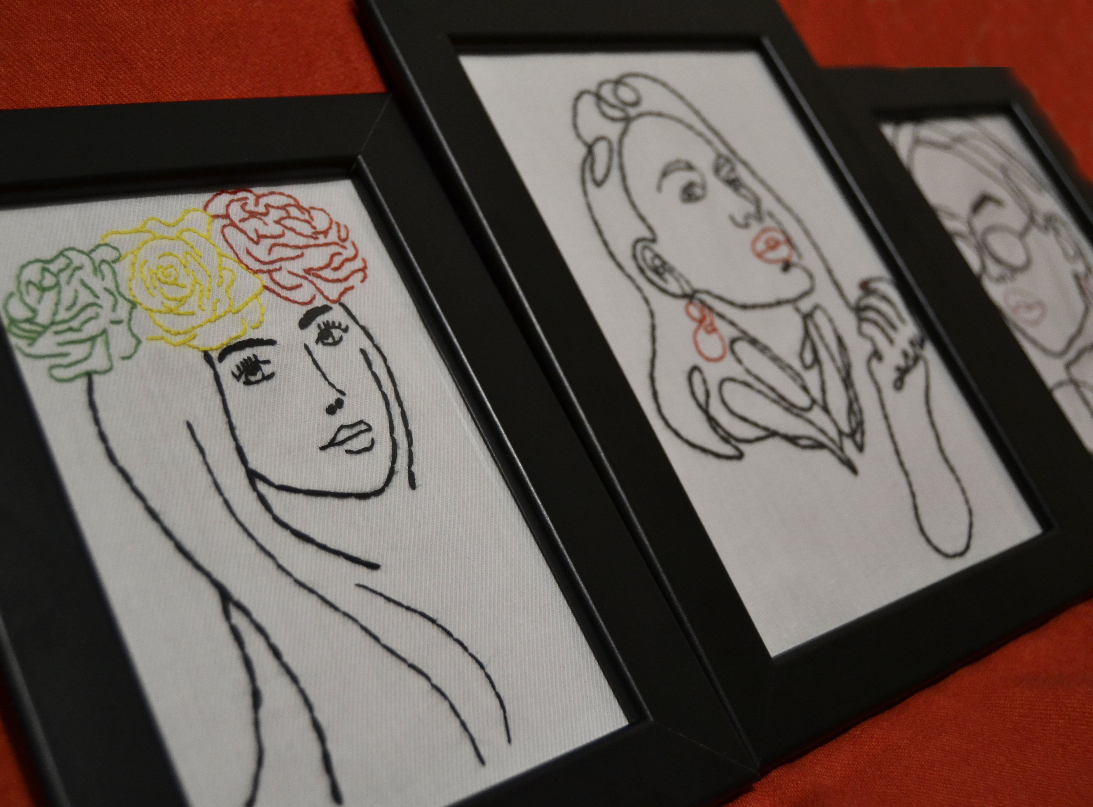 Collection de trois portraits brodés et encadrés